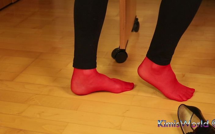 KimisWorld: Peeptoe colgando en medias rojas y polainas negras