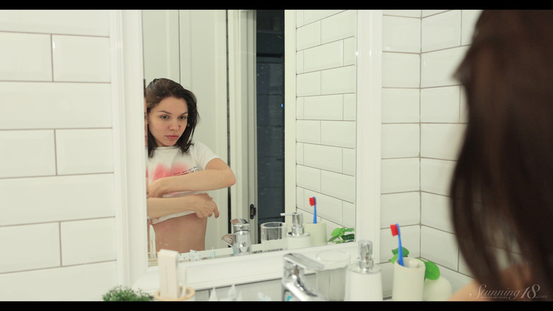 Stunning18: Bilik mandi hangat