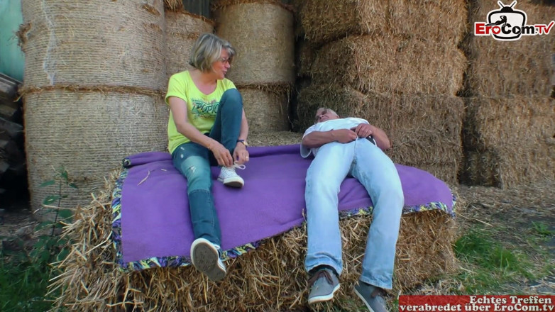 EroCom: La vecchia coppia sta trascorrendo una vacanza calda nella fattoria