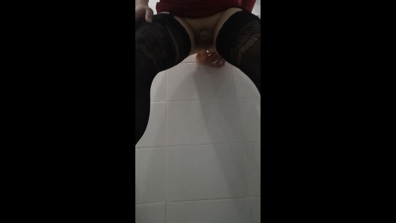 Andrea Travesti Bogota: Симпатичный колумбийский шмель в красном платье трахает дилдо в ее задницу