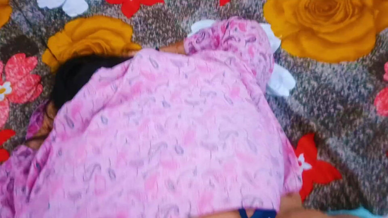 Catchybusty: India quiere sexo duro en su habitación con el amigo...