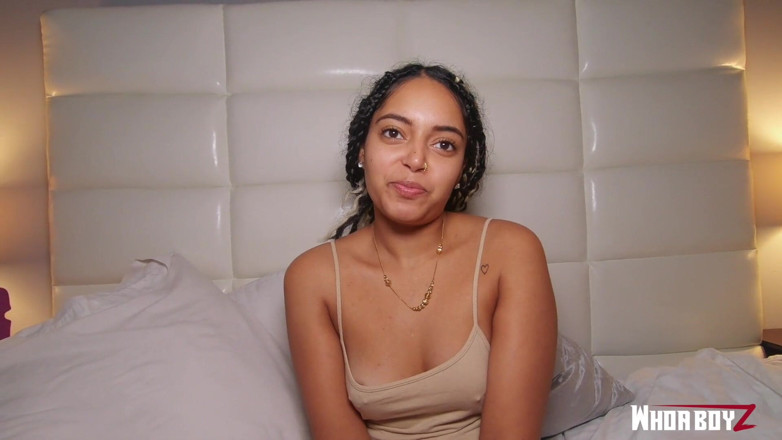 Whoaboyz: Une salope latina à gros cul reçoit un creampie par une...