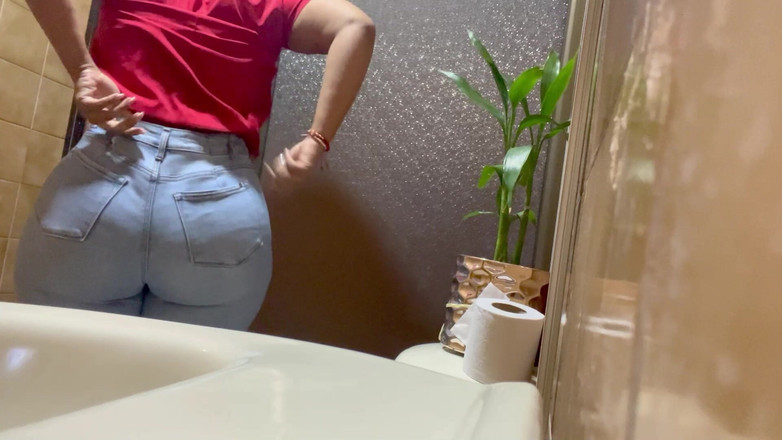 Katrina4deluxe: Камера в публичной ванной снимает на видео медсестру с дополнительной