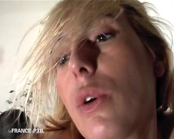 La France a Poil: Cewek seksi rambut pirang ini lagi asik nyepong kontol cowok...