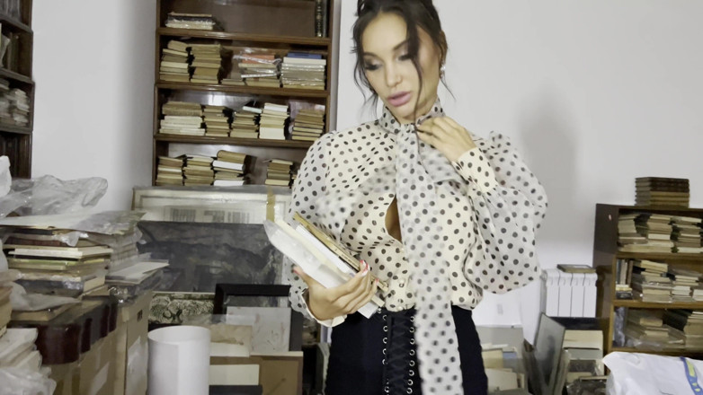 Monika Fox: La bibliotecaria monika fox si è scopata duramente il culo con...