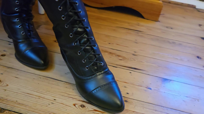 Slutty Ms B: Bottes et collants en dentelle
