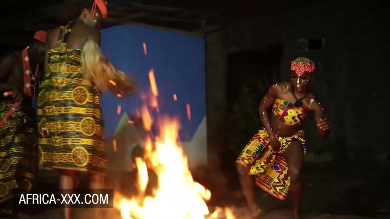 Africa-XXX: Two amateur ebony beauties satisfy their friend