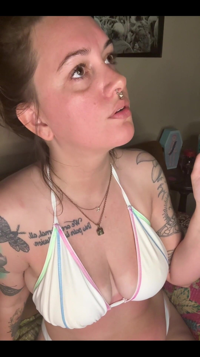 Chery Trees: Chery Trees fumando en bikini