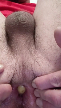 Chlupatý twink jí strčí bramboru do zadku