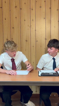 Bailey Bends Jake บนโต๊ะทํางาน
