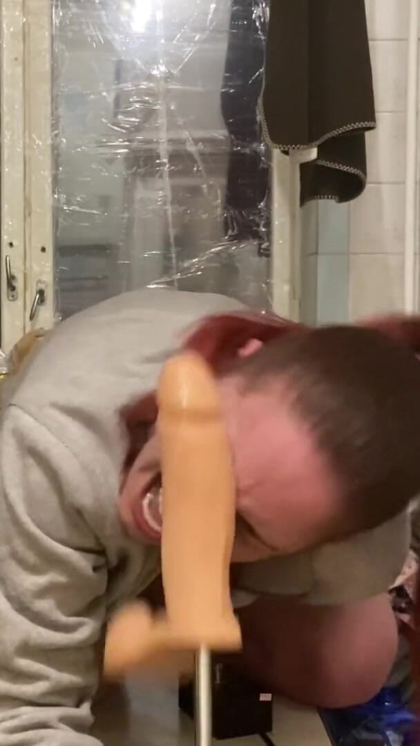 Elena917: deepthroat a plivat na obličej se šukacím strojem