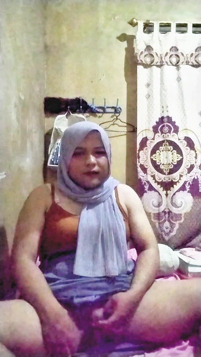 Ivvy Crossdresser: Une trans en hijab porte un uniforme pour les fantasmes...