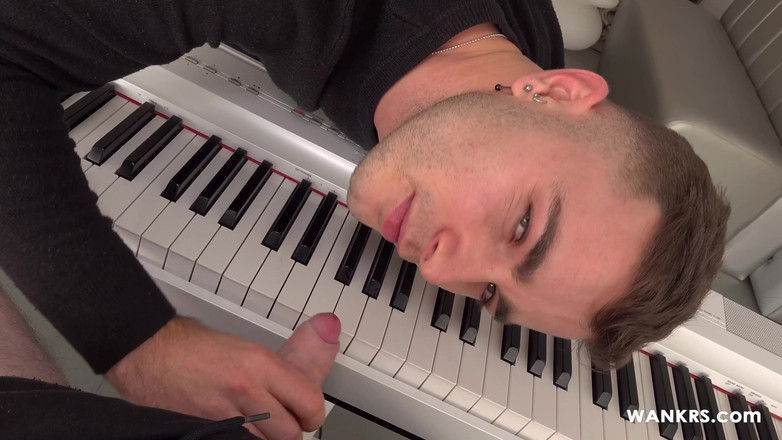 Wankrs: Hrátky na klavíru s čůrákem