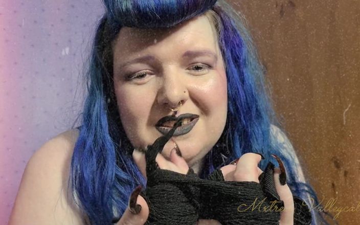 Mxtress Valleycat: Goth Ghoulfriend Picks Your Halloween Costume