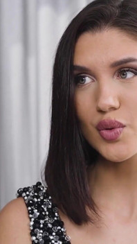 Krásná brunetka drsné anální šukání