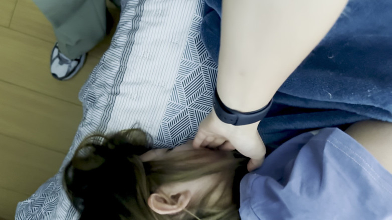 scarlettandc: 当我的妻子在床上时，我和我的娃娃玩女同性爱