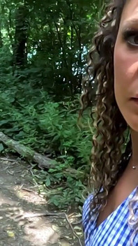 Garota Italiana Faz Um Pau Gozar No Parque Público Dizendo Para Ele Como Se Masturbar!