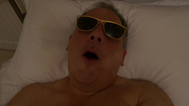 George Rex Solo: Pov nuda si masturba a letto indossando occhiali da sole...