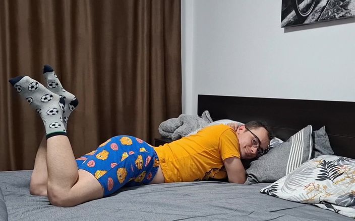 The college boy: 義父を待っている間、ベッドでオナニーするムラムラした男子大生