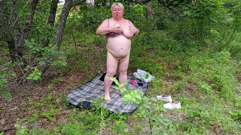 Zona901: Nachbarin in einem park ausgezogen und masturbiert ihre große muschi