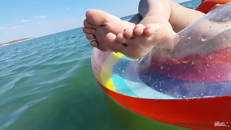 Mistress Legs: Sexy bare feet and toes on the sea