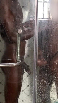 Pantat bahenol cewek semok kulit hitam ini dientot habis-habisan di kamar mandi