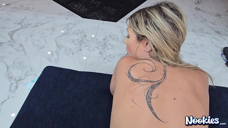 Nookies: Ellie Tay trae el sol