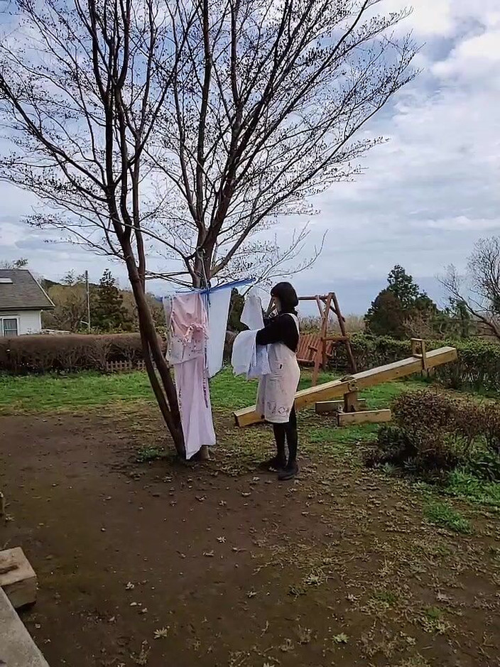 Mayumi Kanzaki: お母さんが洗濯物を取り込みます