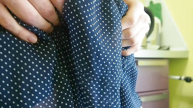 Dirty fantasy: Une demi-sœur excitée se fait baiser debout dans la cuisine