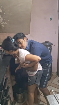 Bekas isteri desi panas berkongkek pada malam teman lelaki bersendirian masa memasak