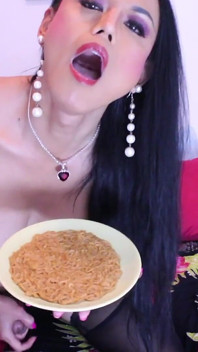 Ella tiene una enorme polla dura que vacía sobre un plato de fideos