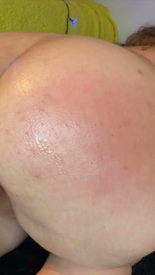 Poppygiirl: Mädchen mit riesigem arsch liebt einen dildo tief in ihr!