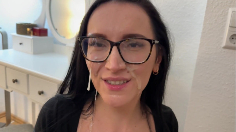 Eva Keks: Мачуха отримала велику порцію сперми на обличчя та окуляри