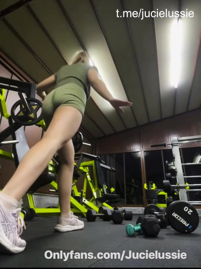JuiceLussie: Sexy holka v tréninku v tělocvičně a hraj si sama...