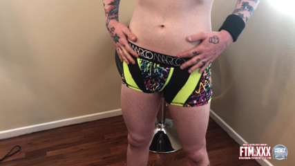 Kennston Entertainment: Twink FTM reitet sein spielzeug