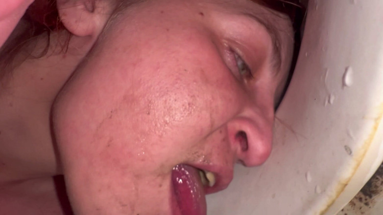 Elena917: Slickar toalett till orgasm