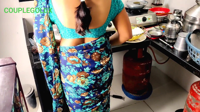 Sexy Komal: Sexo na cozinha: madrasta está sentada para comer comida até...