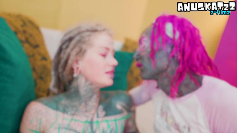 Anuskatzz: La primera experiencia de polla de la esposa trans - trío...