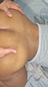 Rijke brunette met een uitstekend lichaam schreeuwt van plezier als ze mijn hele pik in haar voelt