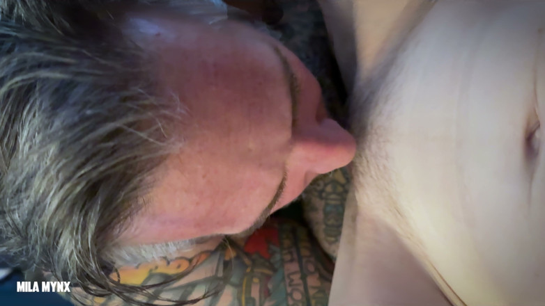 Mila Mynx: POV - พ่อเลี้ยงขย่มฉี่และกินรูของฉัน