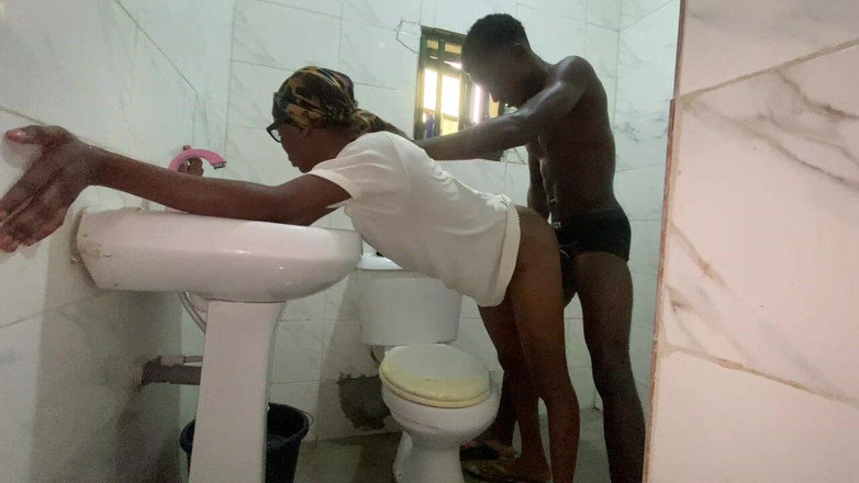 NaijaTeens: Meine Stiefschwester Im Badezimmer Gefickt