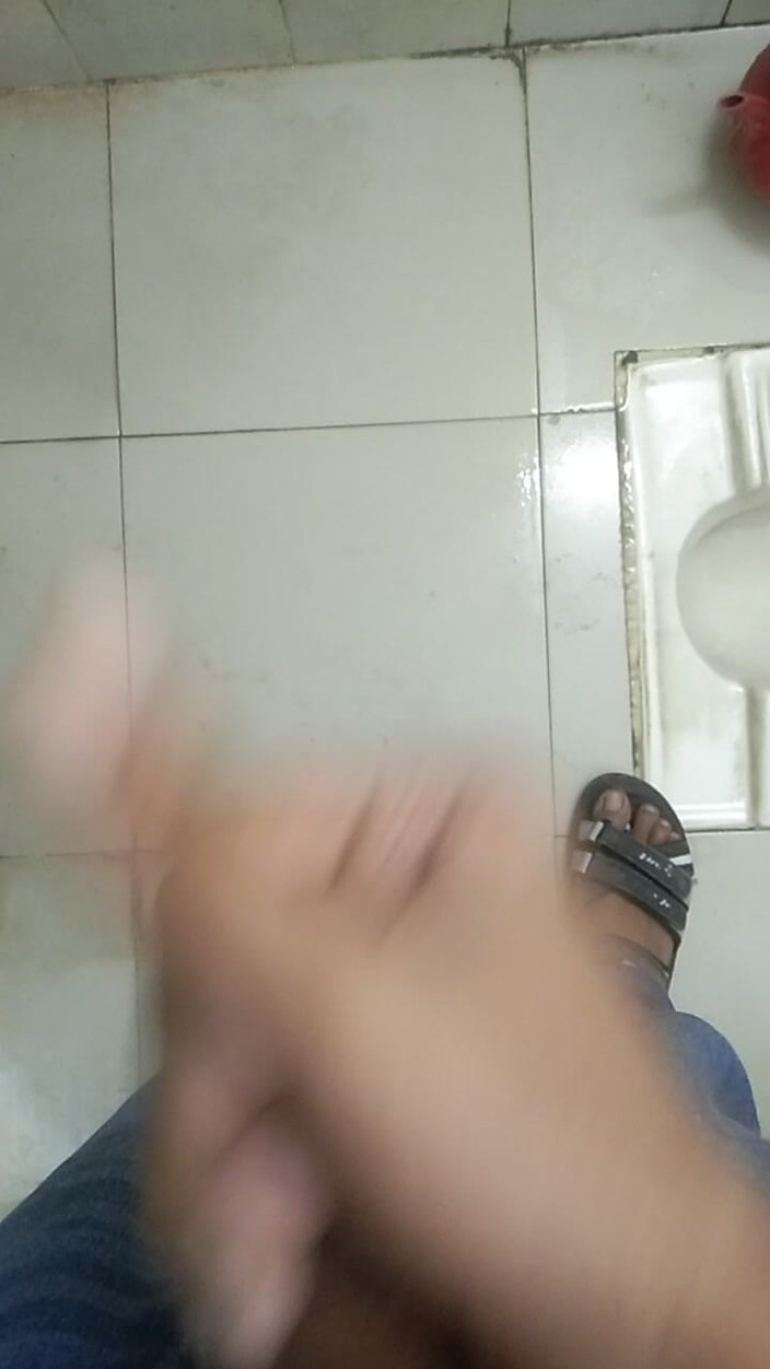 Viral_tiktokar: Eu fui ao banheiro do escritório e bati na minha...