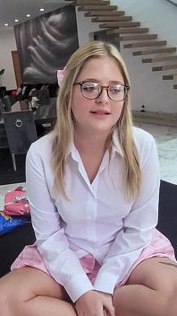O yanakları aç!! Şımarık üvey kız kardeşler anal döllenmeyi seviyor