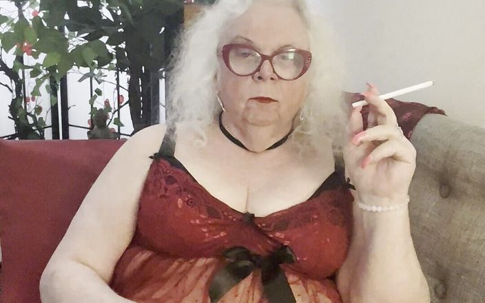 Constance: Fumando e tentando meu mijo