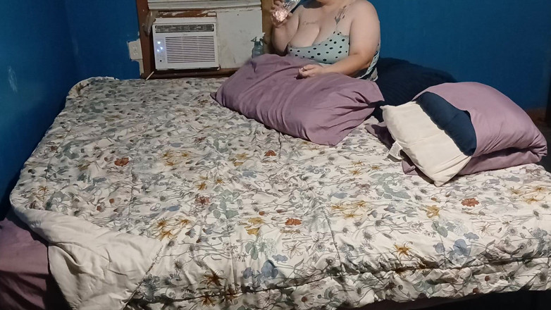 Sloppylynn: La baveuse Lynn suce une bite pour une petite collation...