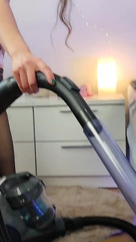 Teen služka sání vysavače kundičky