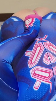 Roztomilá trans dívka polyká obrovskou nálož spermatu z bbc dildo na Halloween (shemale Gokkun)
