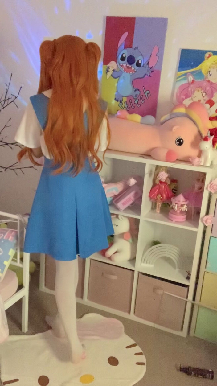 Little_Kitty69: Asuka si spoglia lentamente su ogni strato, stuzzicandoti