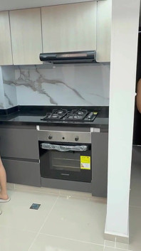 Il mio fratellastro si masturba in cucina e mi sorprende con il suo enorme pene, e finisce per darmi una ricca scopata