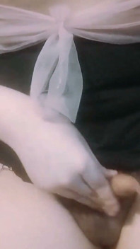 Trans dívka ukazuje své XL boky, TS prsa a hladká stehna – femboy s chlupatým penisem, orgasmem a hojnou ejakulací